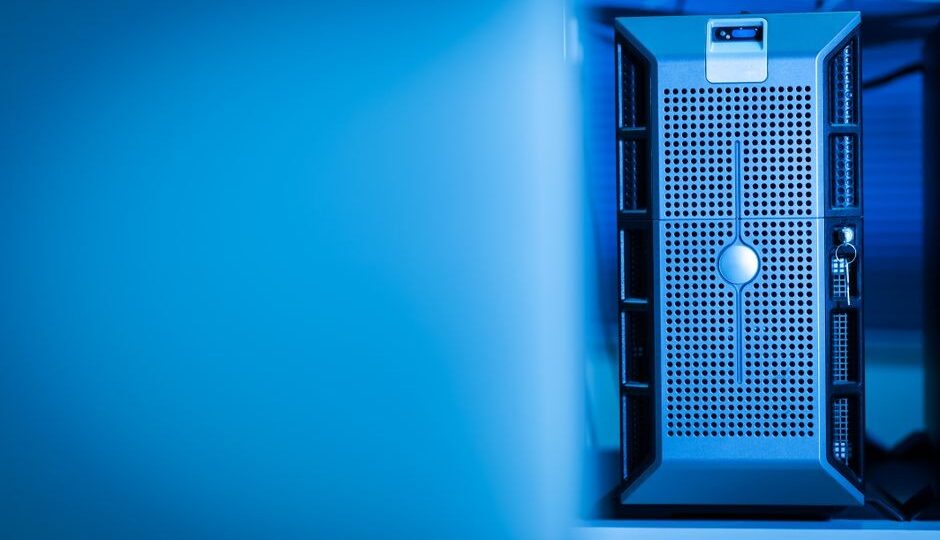 Porównanie systemów przechowywania danych: chmura kontra lokalne centra danych w kontekście analizy biznesowej