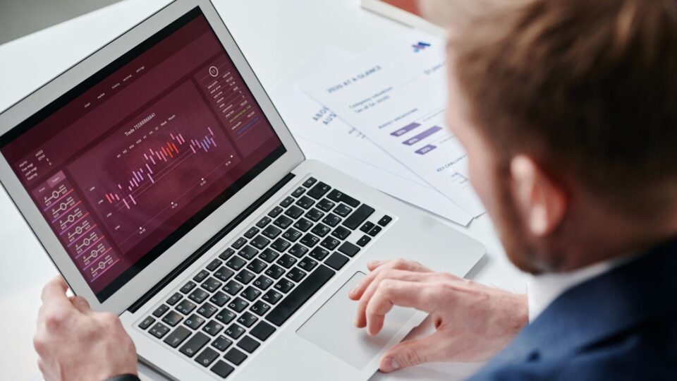 Systemy business intelligence: co naprawdę decyduje o tym, czy dane zaczną pracować na Twój biznes